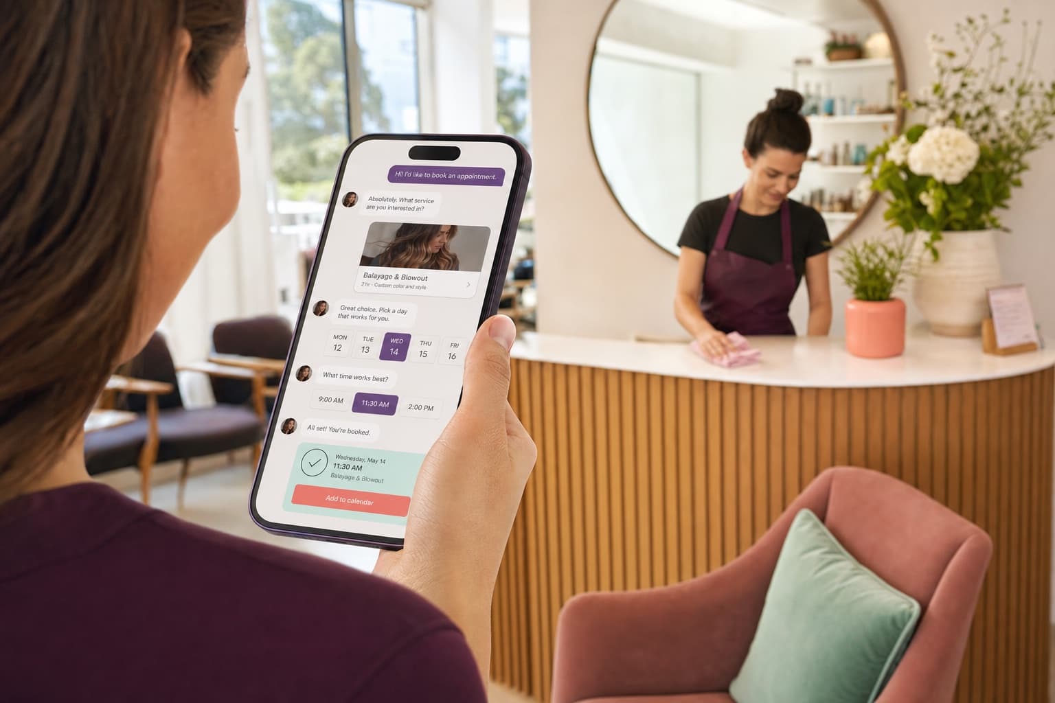 Una clienta reserva cita por chat desde el móvil en la recepción de un salón