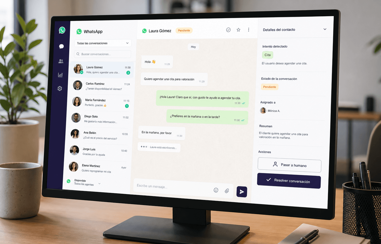 Un panel de conversaciones de WhatsApp en un monitor, con la intención detectada y el botón de pasar a una persona